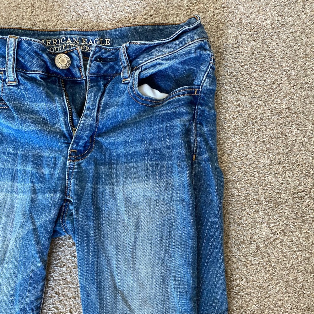 American Eagle — Lightwash skinny jeans